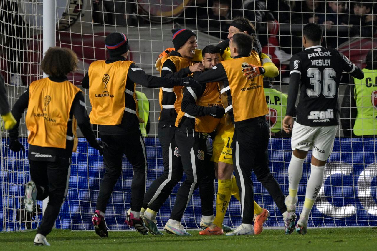 Todos los jugadores suplentes del Corinthian s corrieron a abrazar al héroe de la noche, el portero Cassio, el que les dio el paso a la semifinal de la Copa Sudamericana 2023.