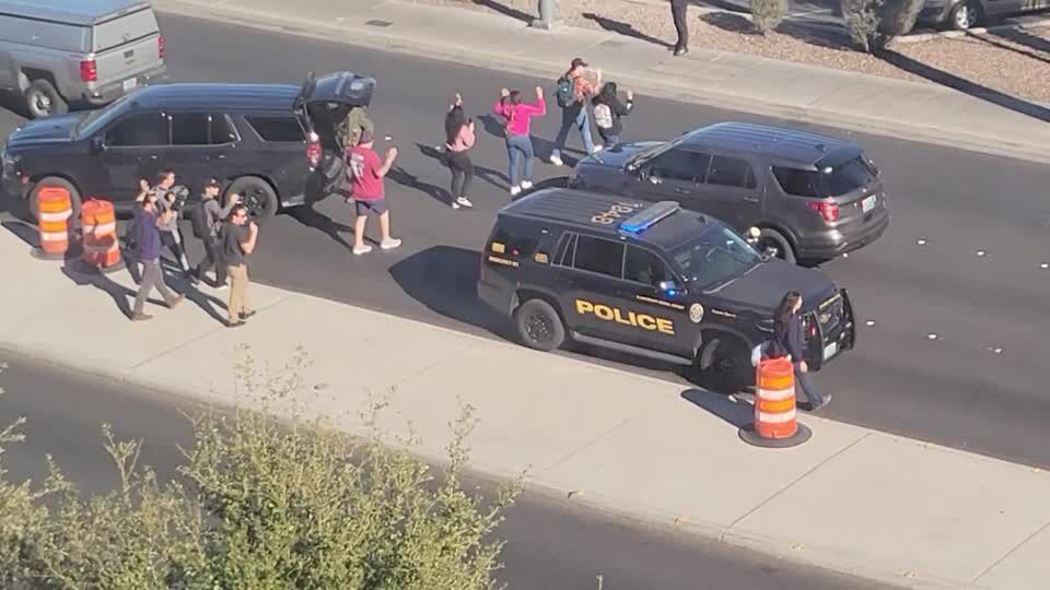 La gente abandona el campus después de informes de tiroteo en la universidad