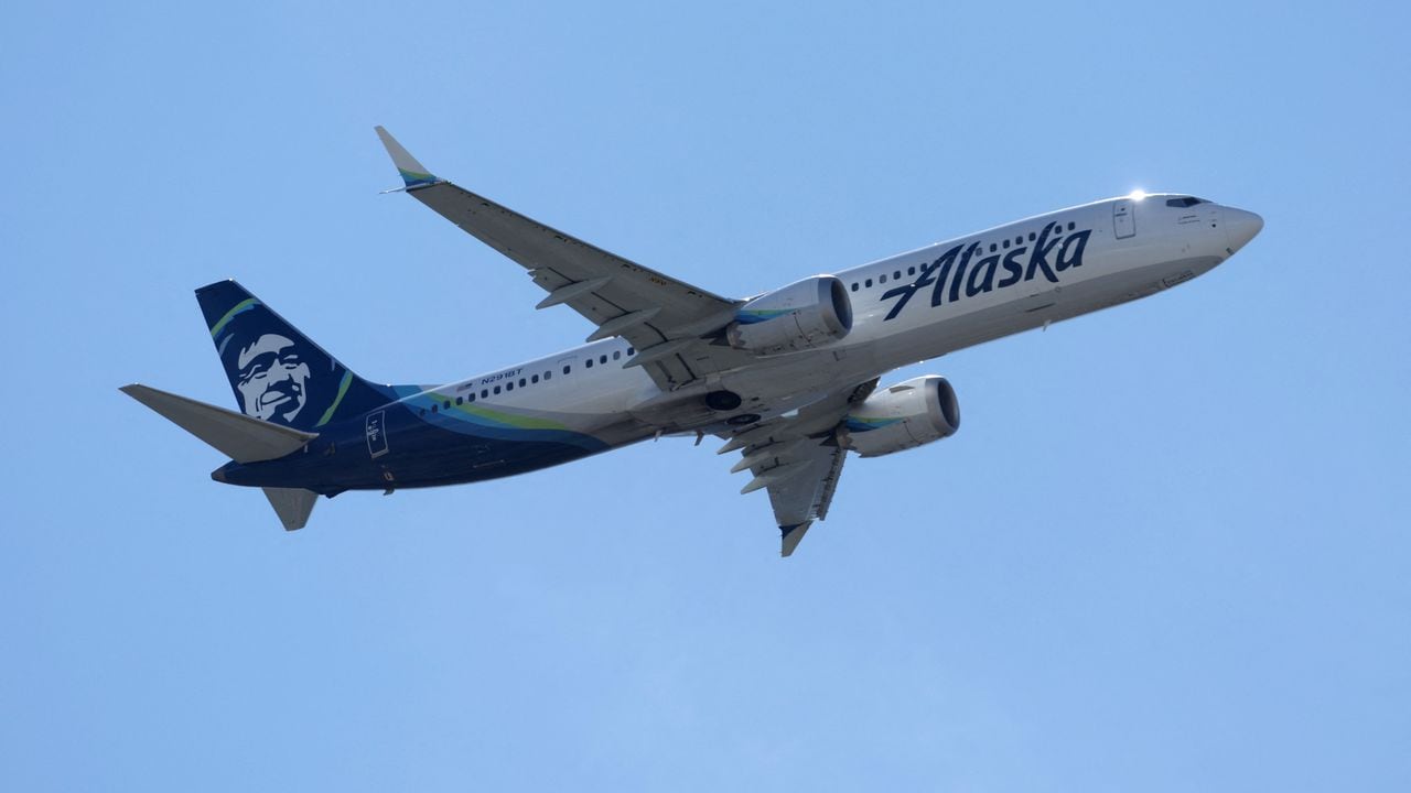Un avión de Alaska Airlines despega del Aeropuerto Internacional de San Francisco el 7 de marzo de 2022 en San Francisco, California.