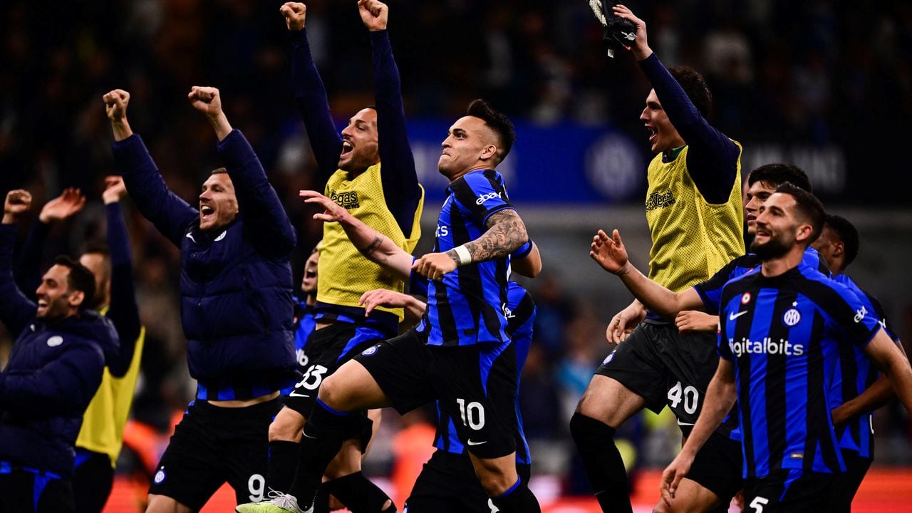 El delantero argentino Lautaro Martínez celebra con sus compañeros la clasificación del Inter de Milán a la final de la Copa de Italia. Foto: AFP