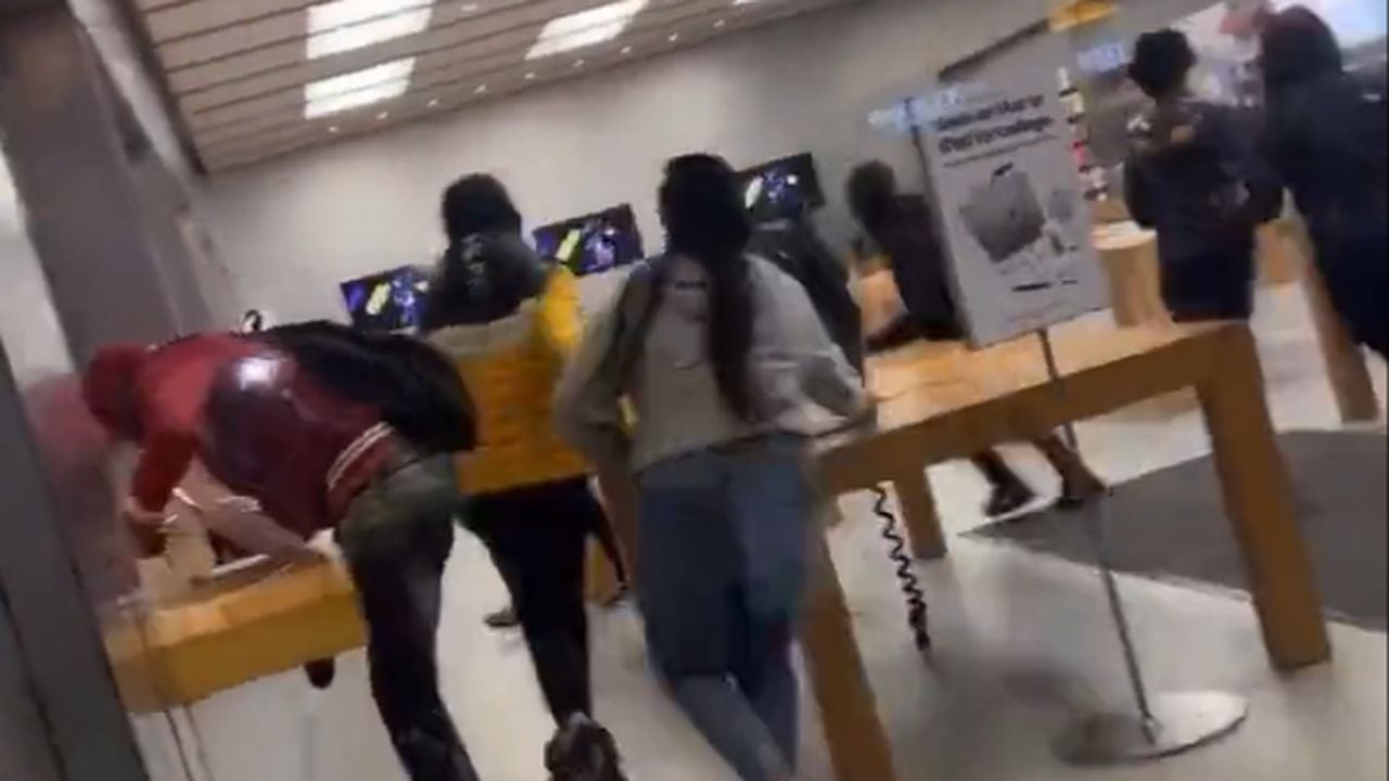 Los trabajadores de la tienda Apple no pudieron hacer nada ante el grupo de jóvenes entrando a hurtar.