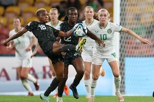 Halimatu Ayinde de Nigeria compite por el balón frente a Michelle Alozie de Nigeria y Denise O'Sullivan de Irlanda durante el partido de fútbol del Grupo B de la Copa Mundial Femenina entre Irlanda y Nigeria en Brisbane, Australia, el lunes 31 de julio de 2023. (Foto AP/Katie Tucker )