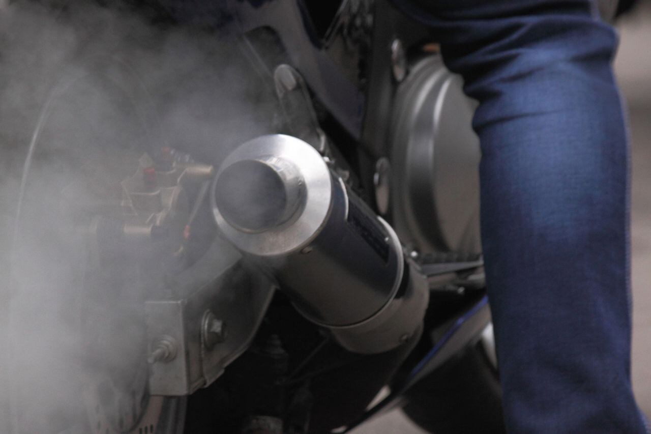 En el texto se exploran las razones detrás de las emisiones de humo de las motos, ofreciendo una visión más clara de este problema.