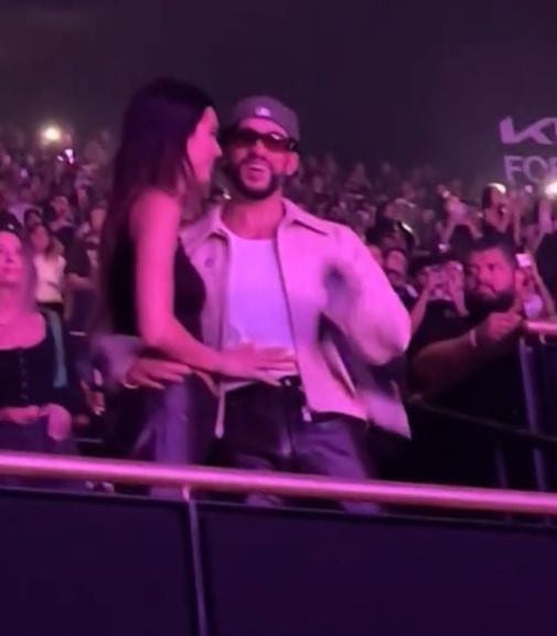 Bad Bunny y Kendall Jenner en un concierto de Drake, se vieron muy amorosos.