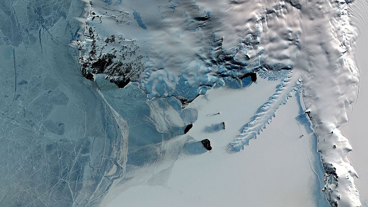 Una imagen del satélite Terra muestra la lengua de hielo Erebus sobresaliendo a 12 kilómetros de la costa de la isla Ross hacia las aguas heladas del estrecho McMurdo en la Antártida.