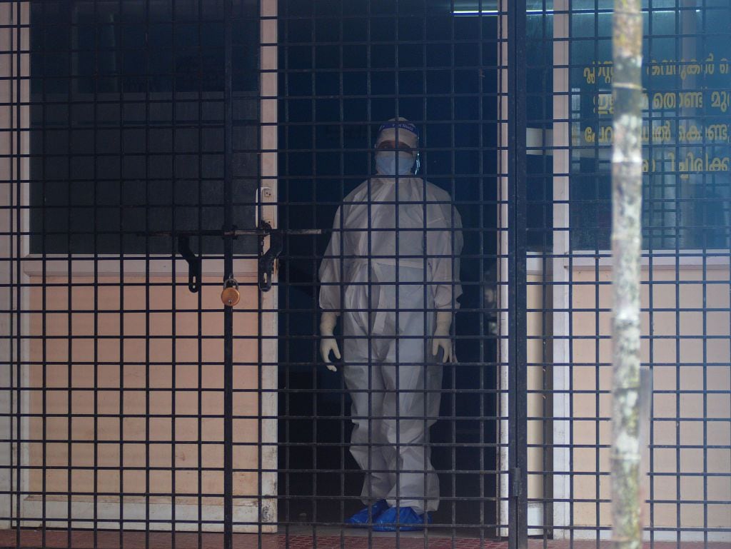 Un funcionario de salud se encuentra afuera de la sala del Hospital de la Facultad de Medicina de Kozhikode, que se convirtió en una sala de aislamiento del virus Nipah el 6 de septiembre de 2021 en Kozhikode, India. (Foto de C. K Thanseer/DeFodi Images vía Getty Images)