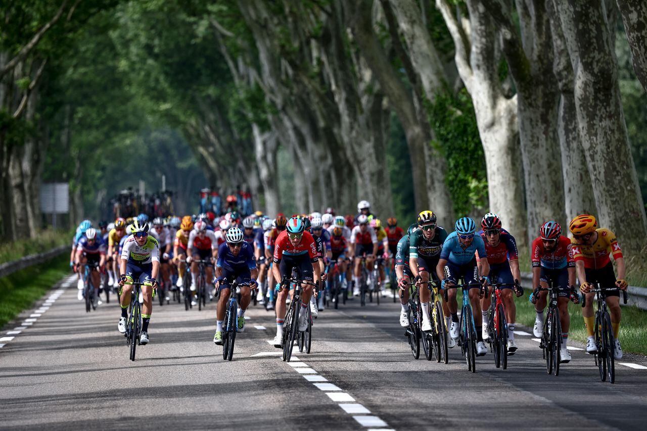 La manada recorre durante el comienzo de la séptima etapa de la 75ª edición de la carrera ciclista Criterium du Dauphine, 148 km entre Port de Savoie y Col de la Croix de Fer - Saint Sorlin, Francia, el 10 de junio de 2023. (Foto de Anne -Christine POUJOULAT / AFP)