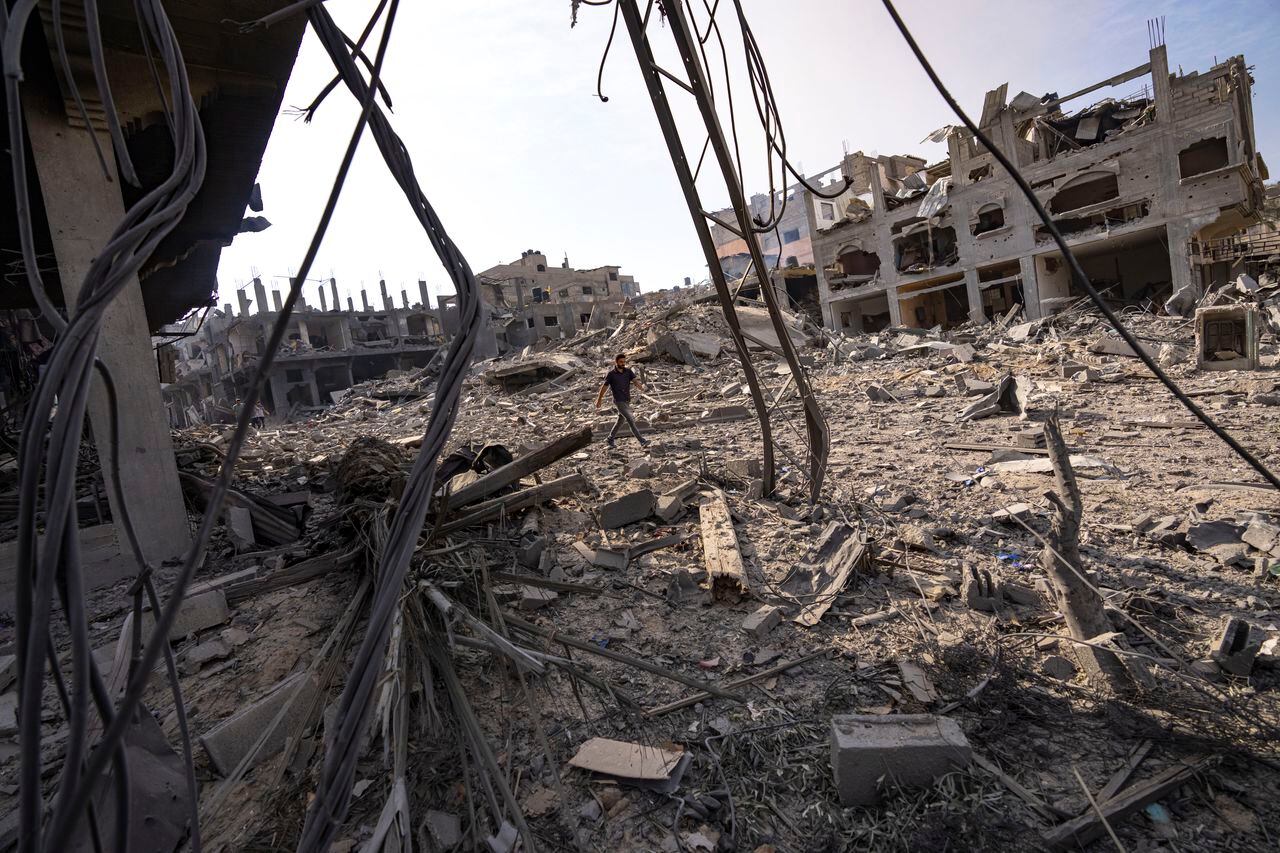 Los grupos de ayuda internacionales advirtieron que las muertes en Gaza podrían acelerarse a medida que el territorio se queda sin suministros en medio del bloqueo impuesto por Israel.