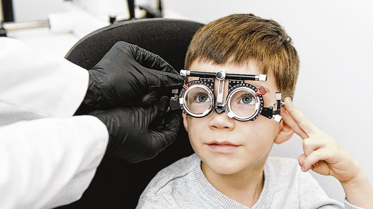 El doctor Pacheco recomienda llevar a los niños al oftalmólogo una vez al año con el fin de evaluar si ha habido cambios en la visión por el uso de las pantallas.
