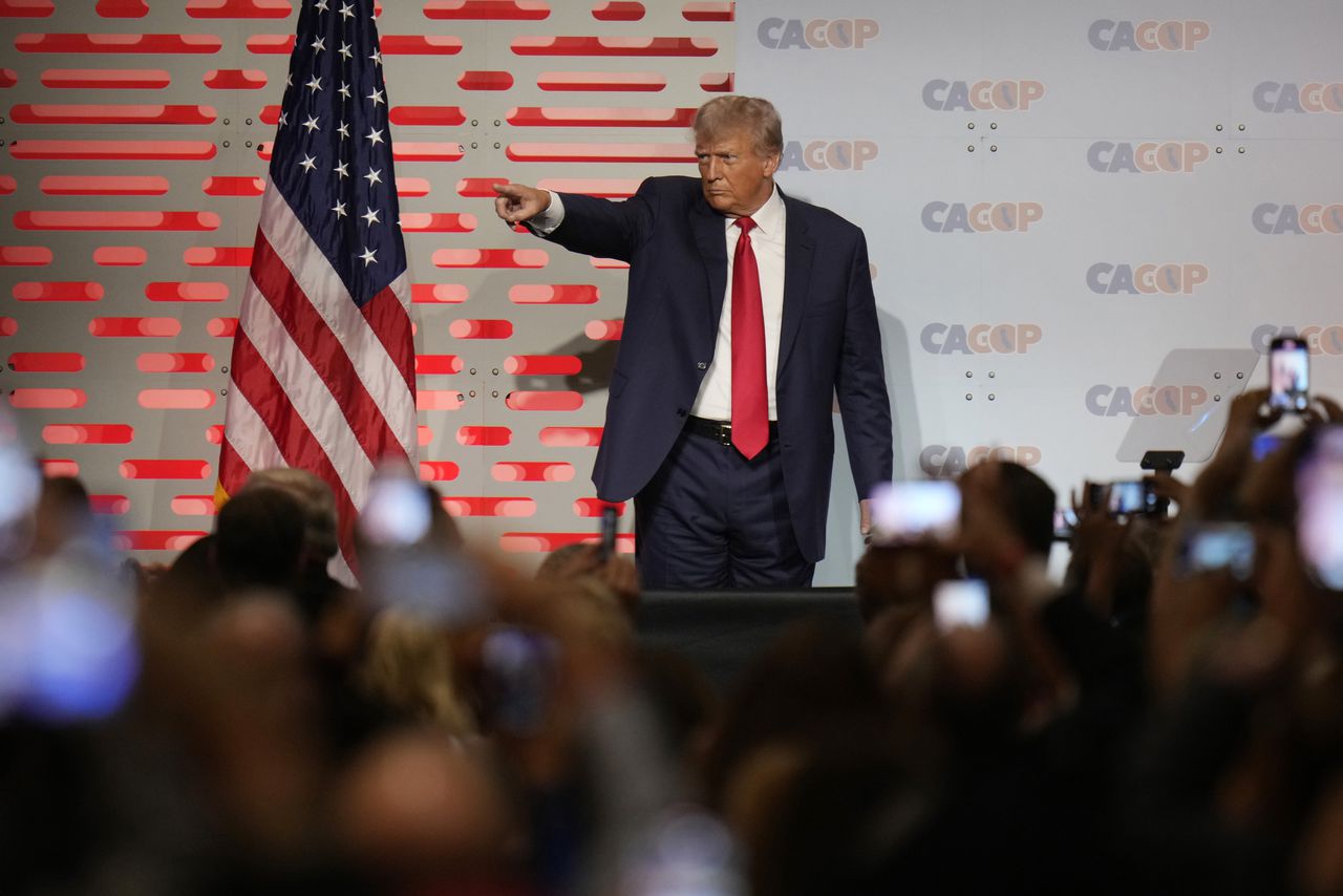 El expresidente Donald Trump señala a la multitud después de hablar en la Convención del Partido Republicano de California el viernes 29 de septiembre de 2023 en Anaheim, California