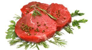 Los expertos señalan que la carnitina está presente en la versión cruda o cocida de la carne roja. La idea no es abolir este alimento por completo porque es fuente de vitamina B y proteínas. Sin embargo, hay que moderar su consumo. 