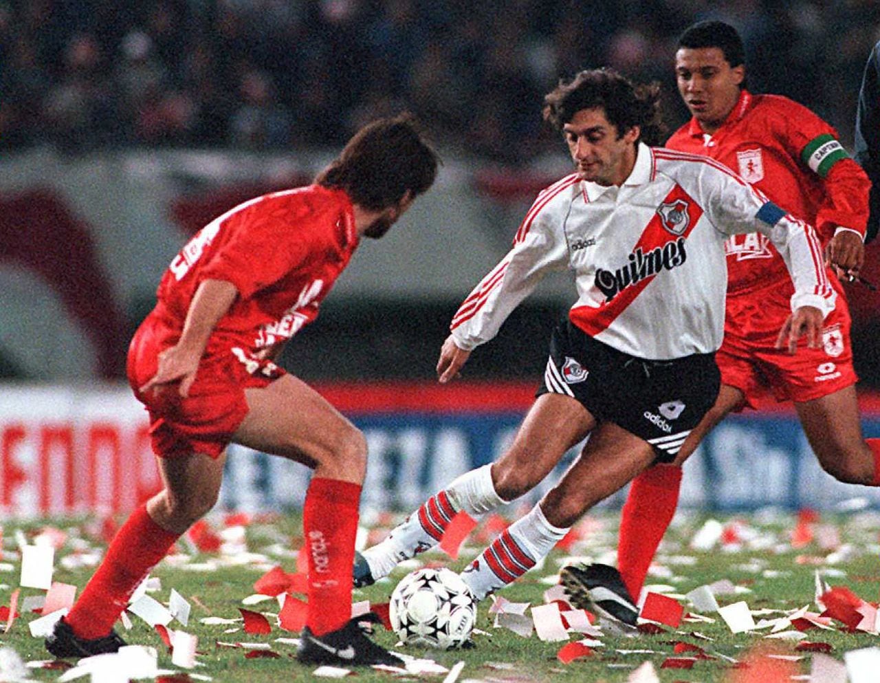 Alfredo Berti, de espaldas, en la final de la Copa Libertadores de 1996 entre América de Cali y River Plate, en Buenos Aires. Enzo Francescoli y Alex Escobar, también en la imagen.