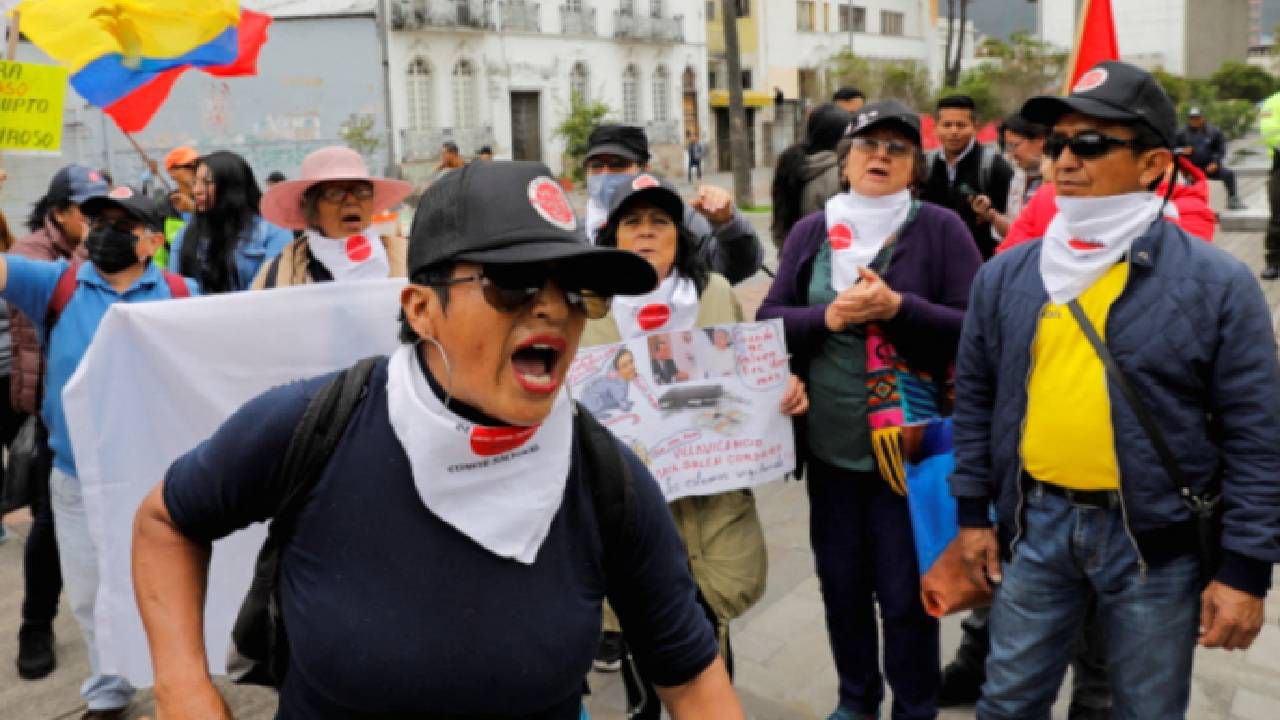 Protesta pidiendo la destitución del presidente de Ecuador, Guillermo Lasso, frente a la Asamblea Nacional, en Quito.