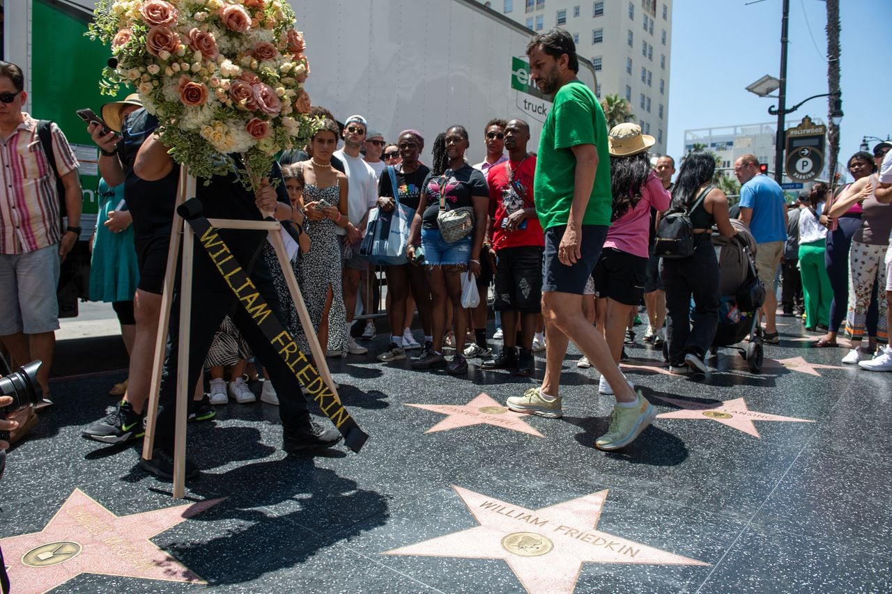 Un miembro de la Cámara de Comercio de Hollywood deja flores en la estrella del director William Friedkin el 7 de agosto de 2023 en Hollywood, California