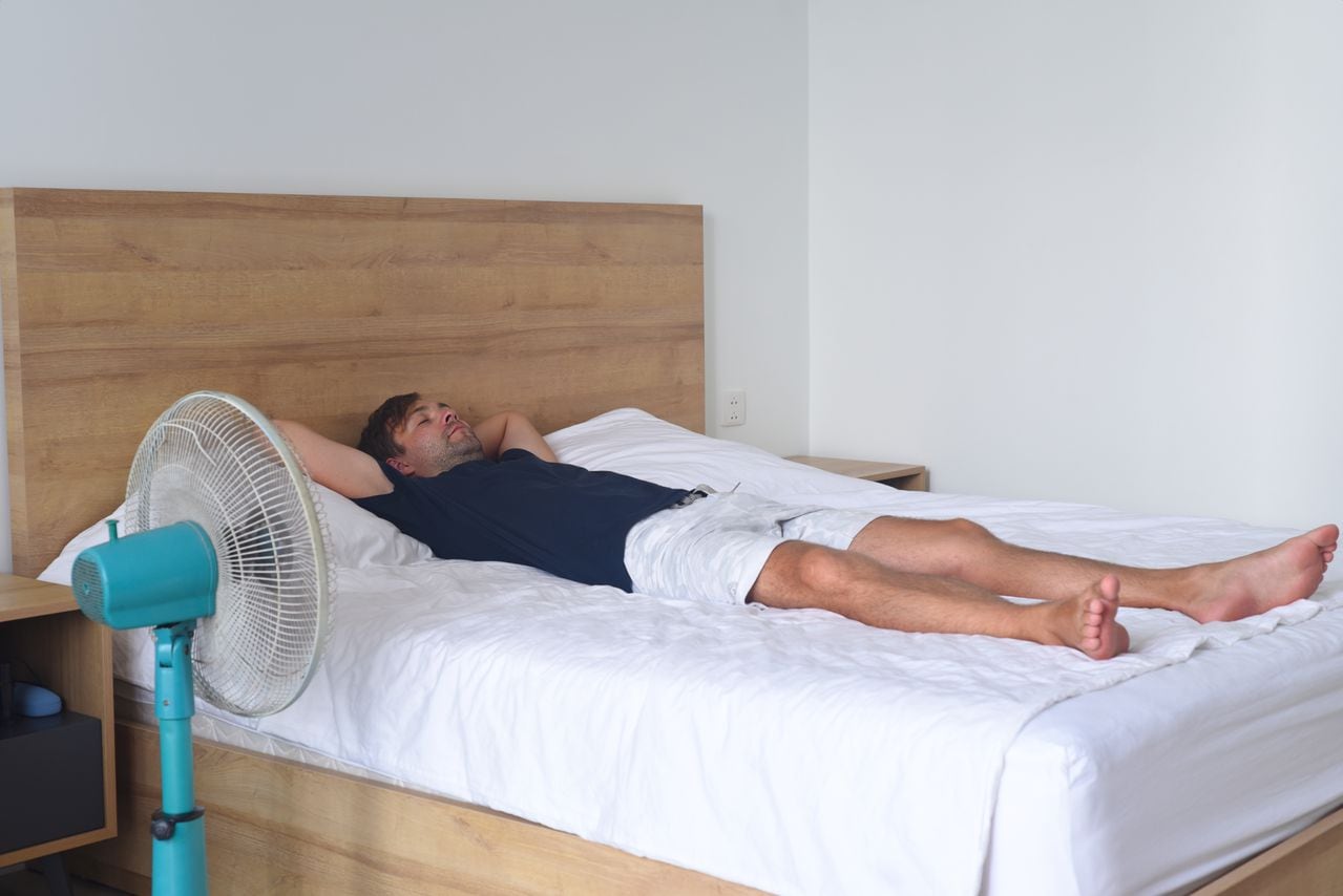 Dormir con el ventilador encendido se volvió una costumbre para muchas personas.