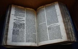 10. Gran Biblia, Edward Whitchurch – US$11.468 ($20,3 millones) - Impresa en 1549, esta edición de la Biblia tiene algunos grabados en madera al iniciar secciones como Josué, los Salmos y el Nuevo Testamento.