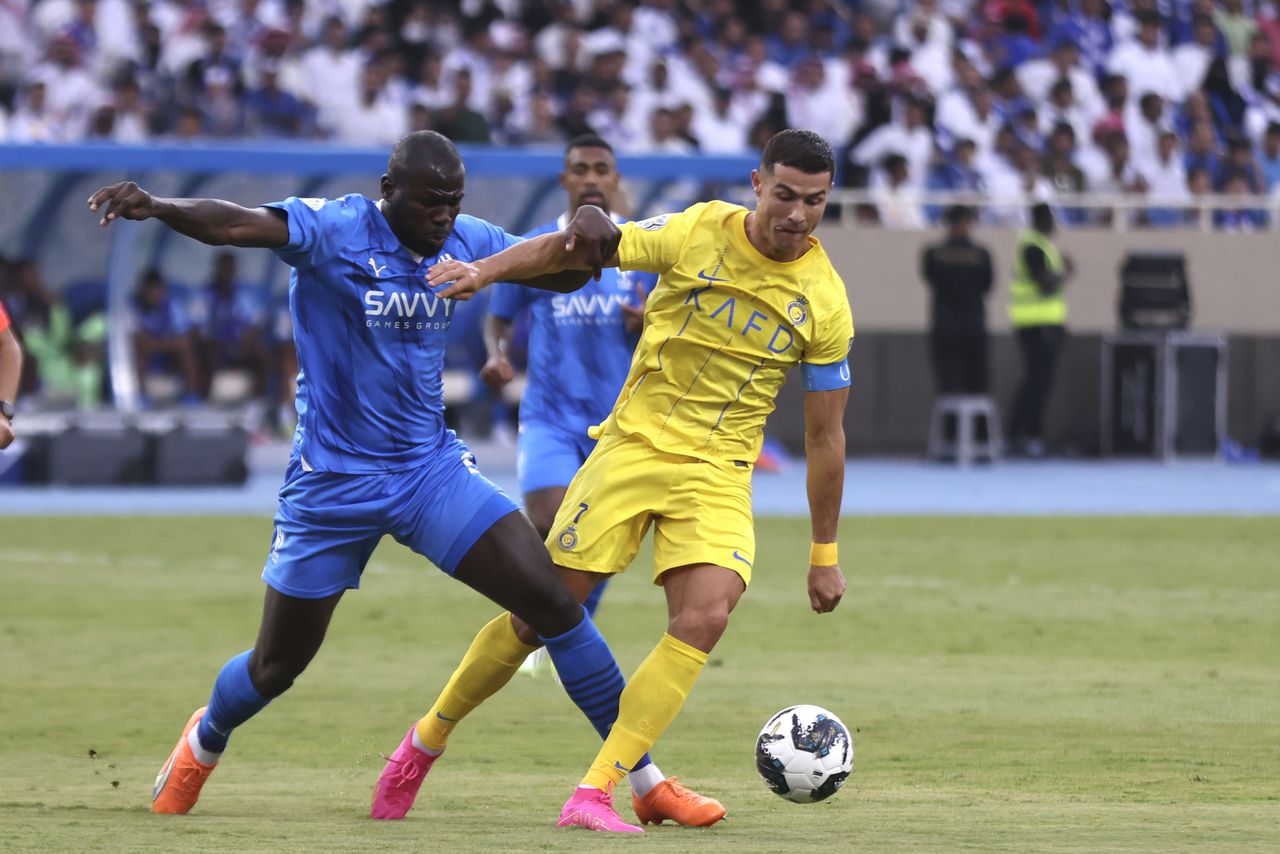 Cristiano Ronaldo del Al Nassr enfrenta al senegalés Koulibaly del Al-HIlal, en la Champions asiática 2023.