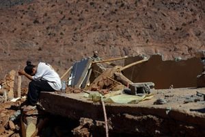 Imane Ait Said, una estudiante de 19 años que perdió a 10 familiares en el terremoto, reacciona sentada en el lugar de su casa dañada, tras un mortal terremoto, en Talat N'Yaaqoub, Marruecos, el 13 de septiembre de 2023. .