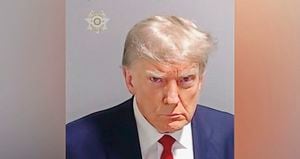 Donald Trump pasó a la historia como el primer exmandatario de Estados Unidos en tener una foto policial, en medio de las acusaciones en Georgia por sus supuestas actuaciones en las elecciones de 2020.