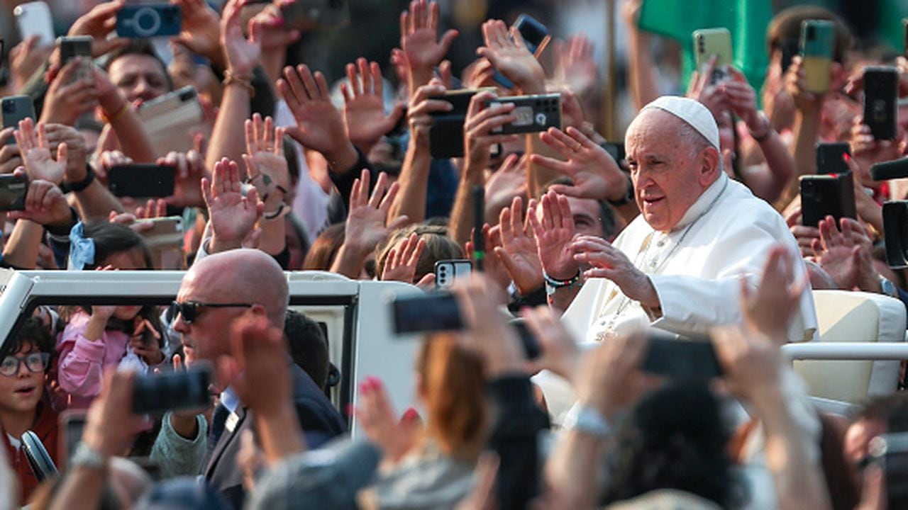 El Papa Francisco saluda a los peregrinos en el Santuario de Nuestra Señora de Fátima, en Fátima el 5 de agosto de 2023 en Ourem, Portugal.
