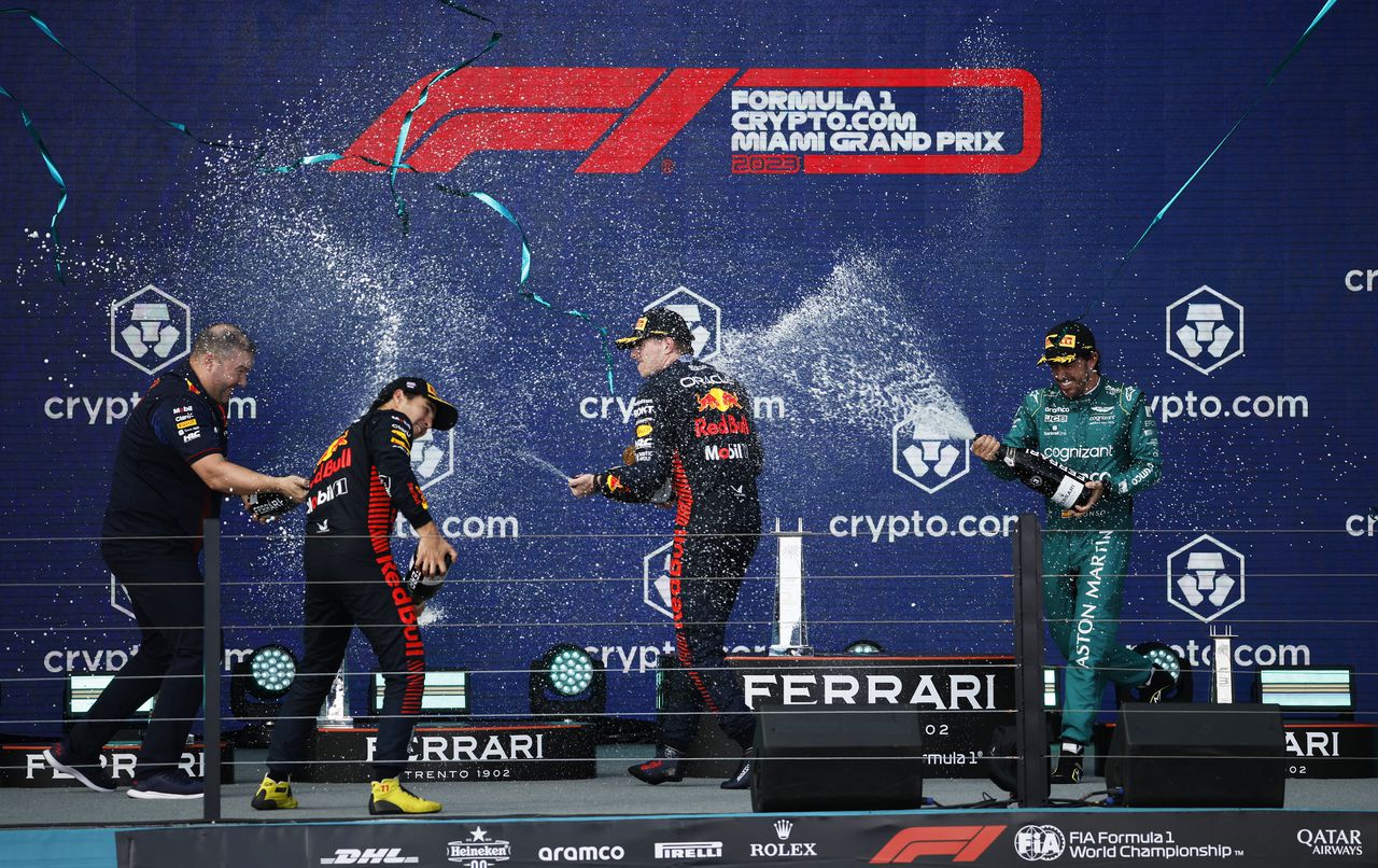 Imagen de la premiación del Gran Premio de Miami de Fórmula 1 2023 con Max Verstappen, Sergio 'Checo' Pérez y Fernando Alonso.