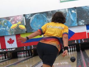 Ruth Vásquez realiza un lanzamiento en la final del Mundial Sebnior de Bolos 2023, en Cali, en la Bolera Mundialista.