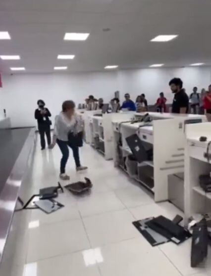 Mujer enfureció y destrozó mostrador de aerolínea Volaris, en México