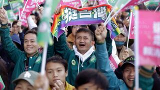 Los partidarios del candidato presidencial del Partido Progresista Democrático, Lai Ching-te, celebran los resultados de las elecciones en Taipei, Taiwán, el sábado 13 de enero de 2024. Las urnas cerraron el sábado en las elecciones presidenciales y parlamentarias de Taiwán que trazarán la trayectoria de las relaciones de la democracia autónoma con China durante los próximos cuatro años.