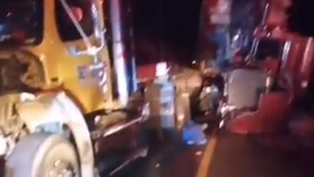 El choque de dos camiones provocó el cierre.