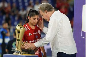Catalina Usme recibió el premio a goleadora de la Liga Femenina.