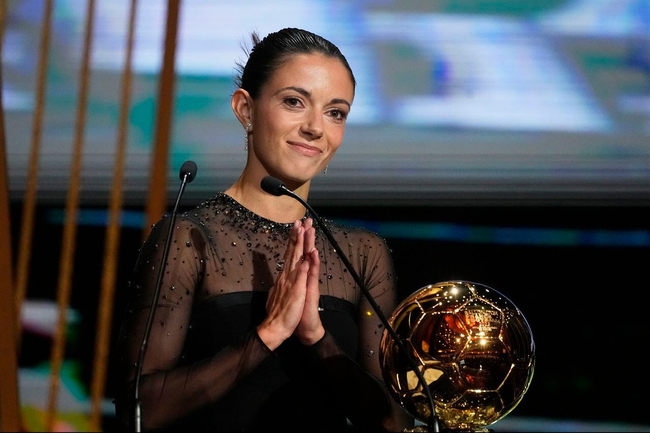 Aitana Bonmatí agradeciendo el Balón de Oro 2023.