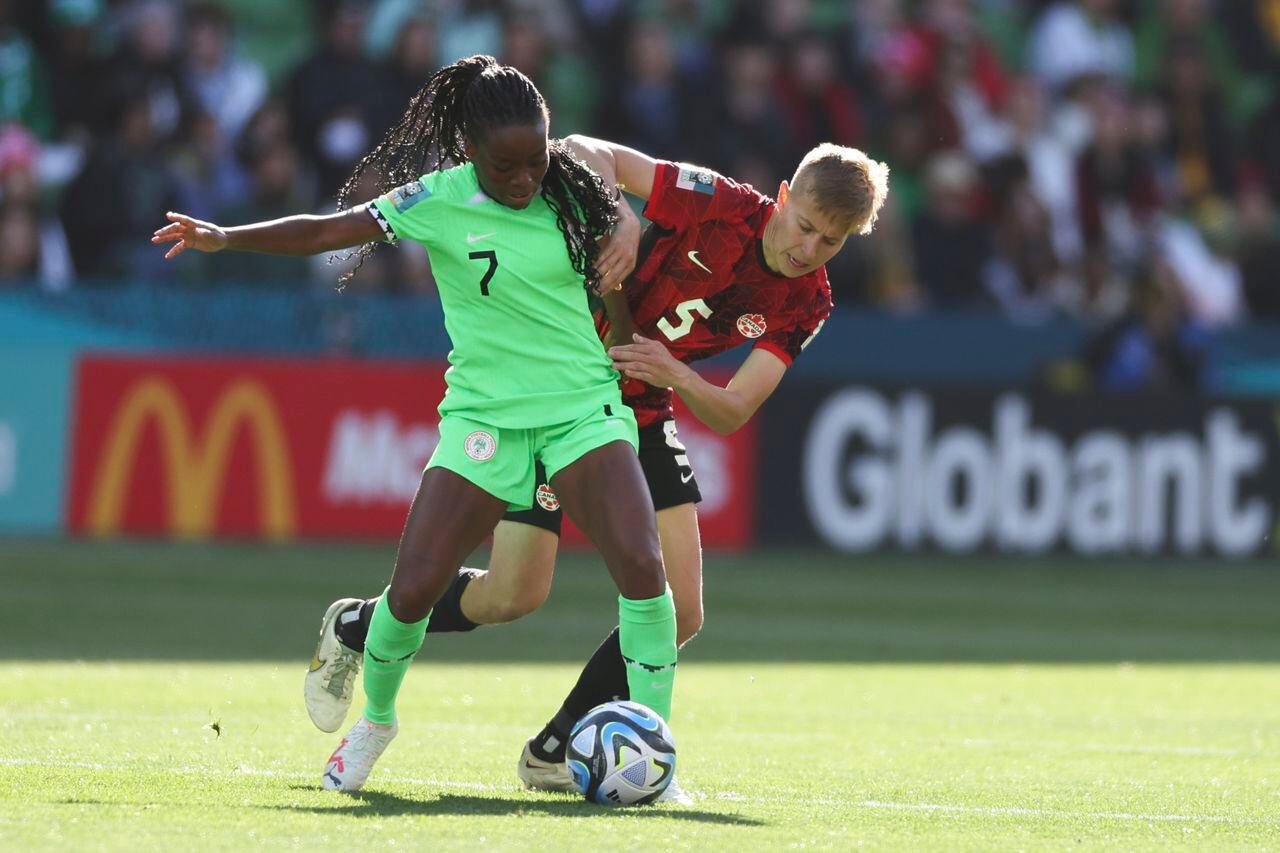 Antionette Payne de Nigeria, a la izquierda, compite con Quinn de Canadá durante el partido de fútbol del Grupo B de la Copa Mundial Femenina entre Nigeria y Canadá en Melbourne, Australia, el viernes 21 de julio de 2023. (Foto AP/Victoria Adkins)