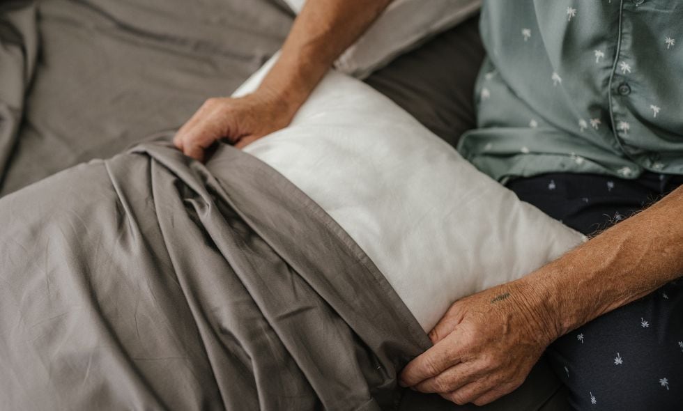No lavar ni cambiar las fundas de almohadas regularmente puede resultar en la proliferación de bacterias y microorganismos, aumentando el riesgo de infecciones e irritaciones en la piel.