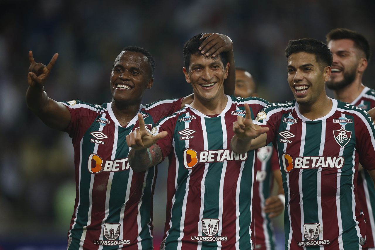 RIO DE JANEIRO, BRAZIL - AUGUST 20: Jhon Arias of Fluminense celebrates with German Cano and Matheus Martins after scoring the second goal of his team during the match between Fluminense and Coritiba as part of Brasileirao 2022 at Maracana Stadium on August 20, 2022 in Rio de Janeiro, Brazil. (Photo by Wagner Meier/Getty Images)