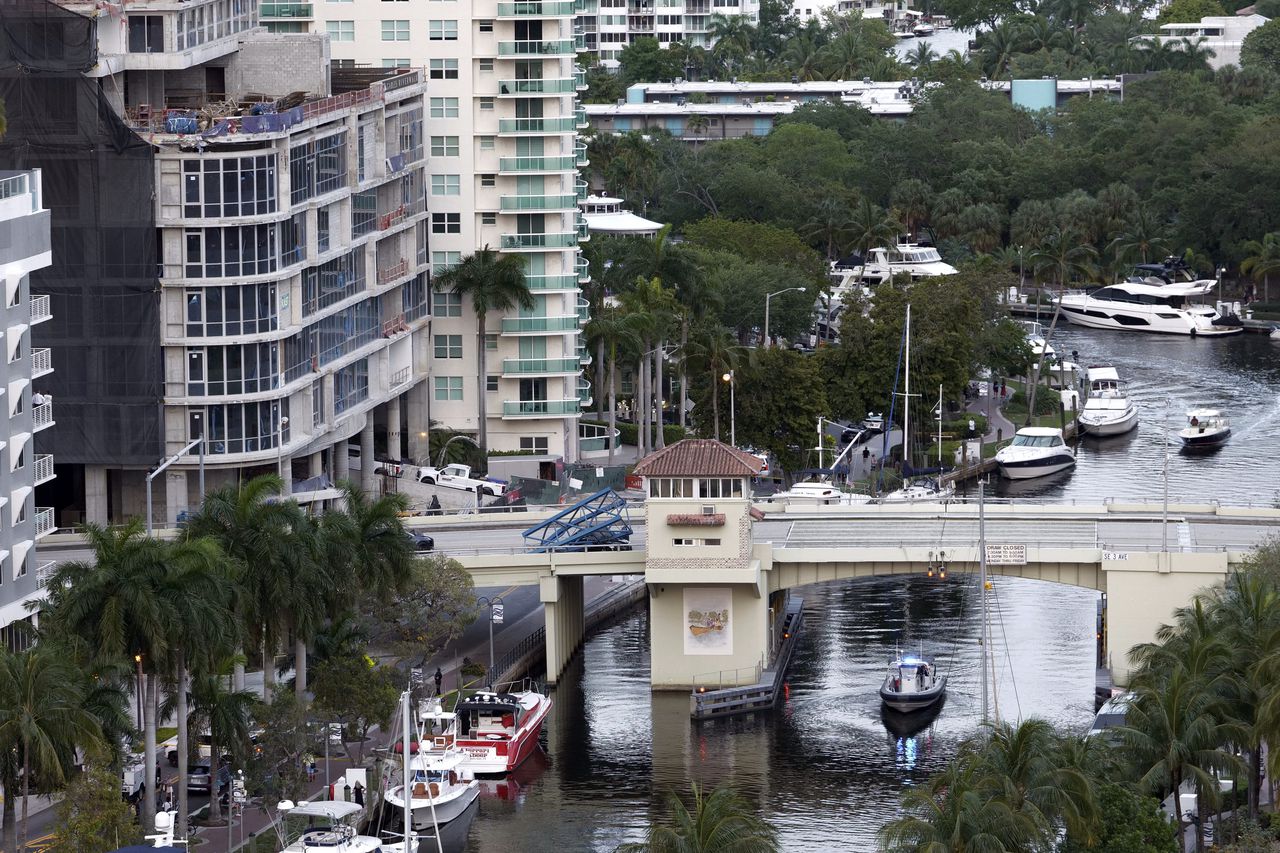 Parte de una grúa cayó sobre el puente de la Tercera Avenida Sureste sobre el río New en el centro de Fort Lauderdale, Florida.