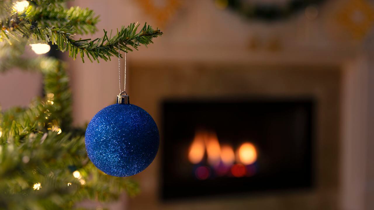 El secreto de una celebración consciente: la elección deliberada de bolas azules en su decoración navideña.