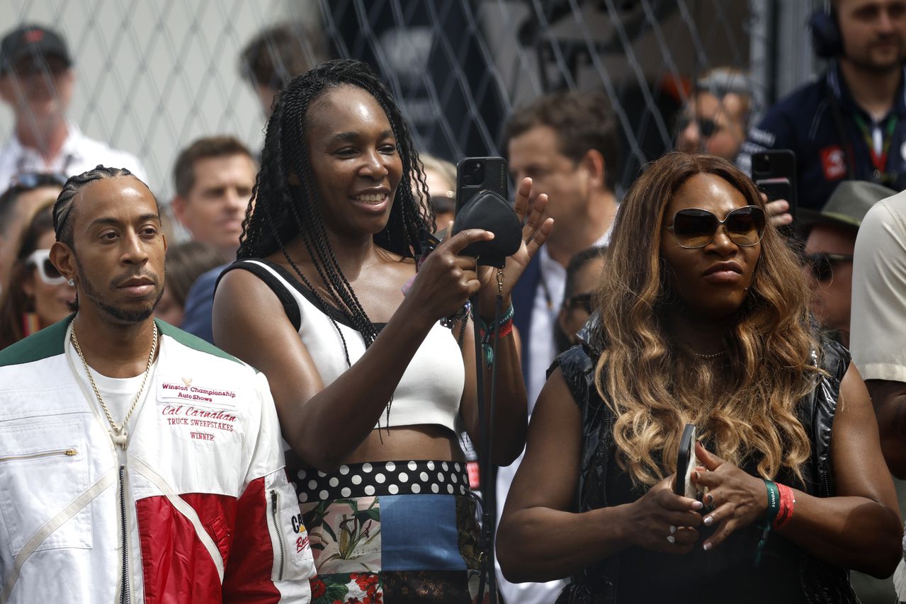 Ludacris, Venus Williams y Serena Williams miran la presentación de la grilla antes del Gran Premio de F1 de Miami en el Autódromo Internacional de Miami el 7 de mayo de 2023 en Miami