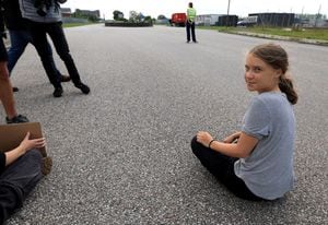 La activista climática sueca Greta Thunberg protesta bloqueando la entrada al barrio de Oljehamnen en Malmoe, Suecia, el 24 de julio de 2023.