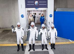 De izquierda a derecha, el cosmonauta ruso Konstantin Borisov; el astronauta danés Andreas Mogensen, la astronauta de la NASA Jasmin Moghbeli y el astronauta japonés Satoshi Furukawa, saludan antes de dirigirse a la plataforma de lanzamiento de Falcon 9 de SpaceX en una misión a la Estación Espacial Internacional, el 26 de agosto de 2023 en Cabo Cañaveral, Florida. (Joel Kowsky/NASA vía AP)