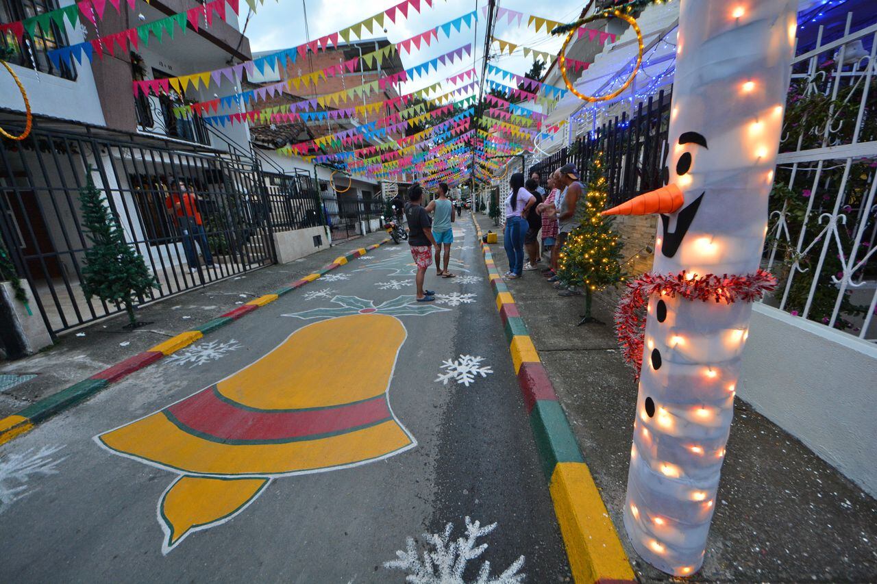 Calles de Cali decoradas por los residentes de la cuadra, para la temporada de diciembre.