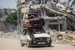 Los palestinos desplazados llegan en un automóvil con sus pertenencias para establecer refugio después de regresar a Khan Yunis, en el sur de la Franja de Gaza, el 9 de mayo de 2024, en medio del conflicto en curso entre Israel y el grupo militante palestino Hamás. (Foto de AFP)