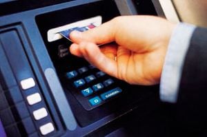 Con la disminución de costos, la banca busca incentivar el uso de cajeros automáticos más que las oficinas.