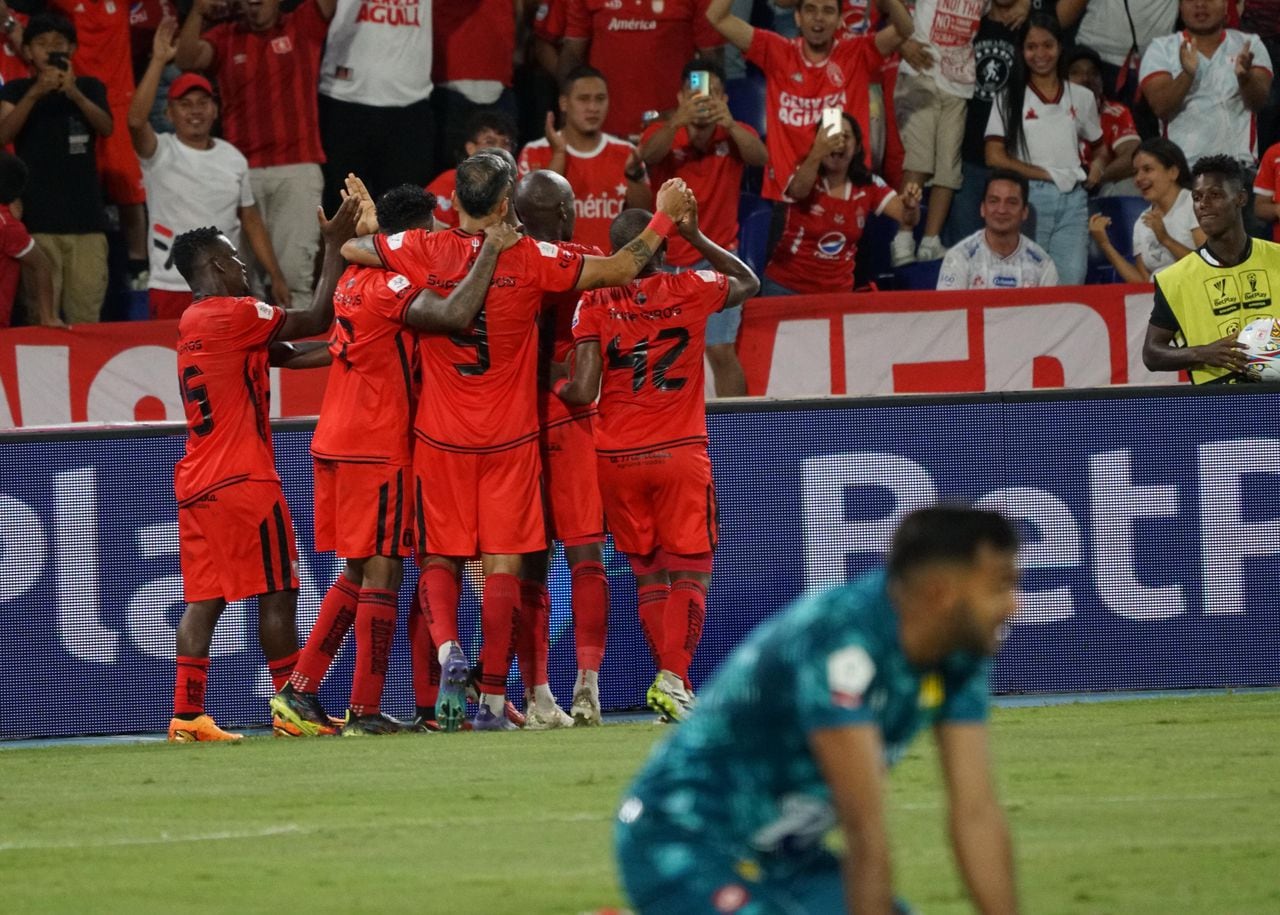 América de Cali celebrando su gol frente a Bucaramanga