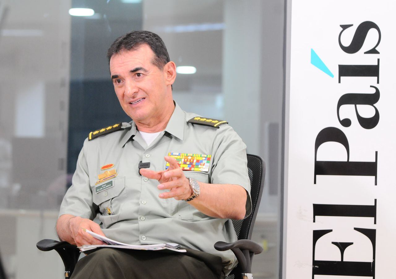 Cali: Entrevista con el general de la policía  William Salamanca. foto José L Guzmán. El País. Julio 17-23