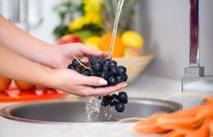 Las uvas se pueden lavar y desinfectar.