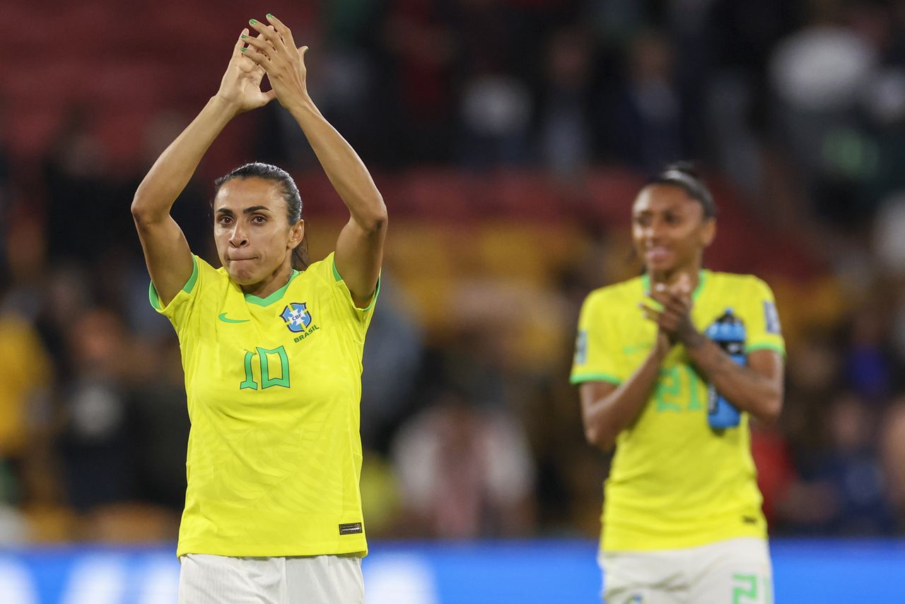 Marta de Brasil hace un gesto a los aficionados después del partido de fútbol del Grupo F de la Copa Mundial Femenina entre Francia y Brasil en Brisbane, Australia, el sábado 29 de julio de 2023. (Foto AP/Aisha Schulz)