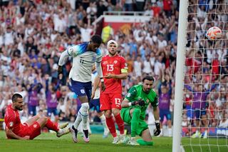 Marcus Rashford de Inglaterra, segundo a la izquierda, anota el tercer gol de su equipo durante el partido de fútbol clasificatorio del grupo C para la Eurocopa 2024 entre Inglaterra y Macedonia del Norte en Old Trafford en Manchester, el lunes 19 de junio de 2023. (Foto AP/Dave Thompson)