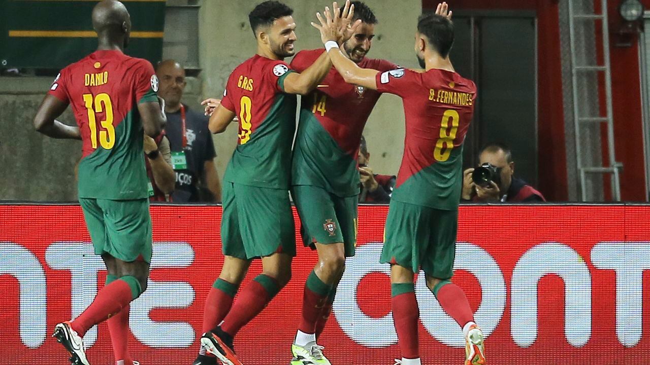 Las figuras del partido Goncalo Ramos (izq.), Goncalo Inacio (cent.) y  Bruno Fernandes (der.), festejan uno de los nueve goles de Portugal.