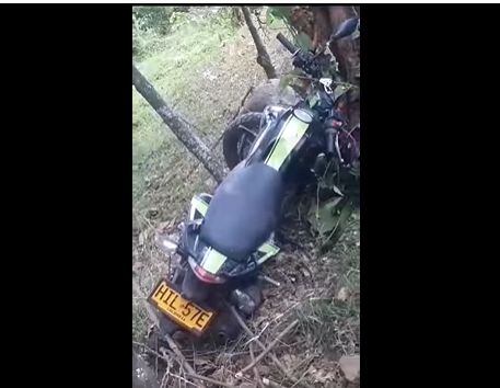Así quedó la moto en la que se transporta la víctima fatal.
