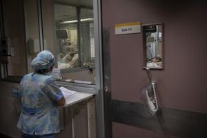 Una enfermera revisa reportes en una unidad de cuidados intensivos de Chile.